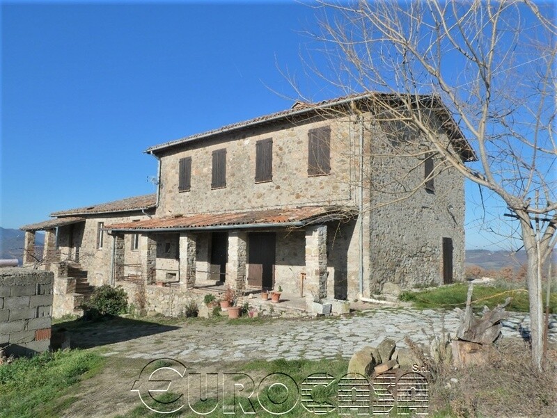 UMBERTIDE. Grande casale plurifamiliare in collina UMBERTIDE. Grande casale plurifamiliare in collina