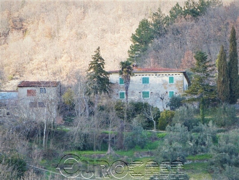 CAPRESE MICHELANGELO. Casale in zona panoramica con 10 ha di terreno CAPRESE MICHELANGELO. Casale in zona panoramica con 10 ha di terreno