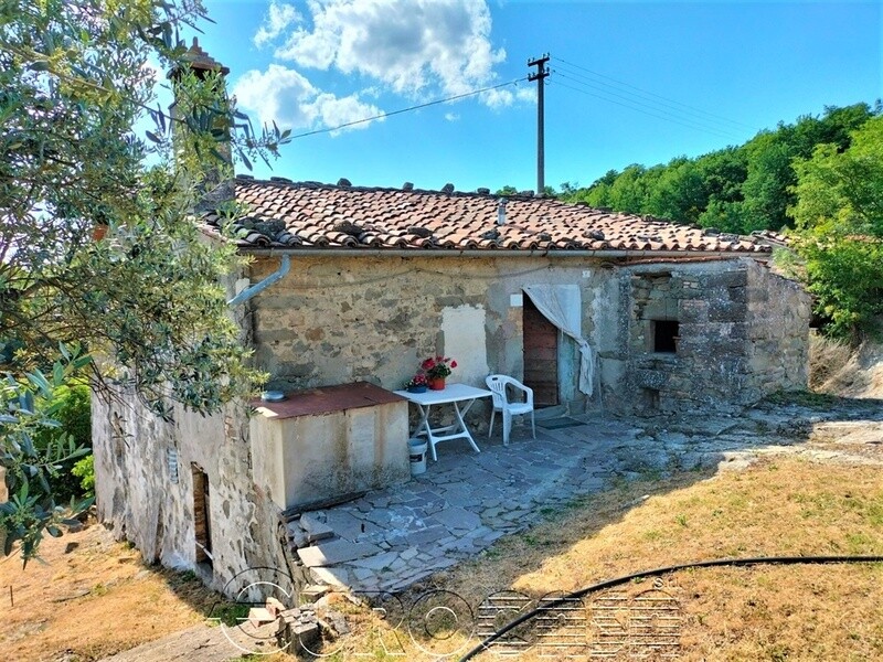 MONTELOVESCO. Casali con terreno da ristrutturare MONTELOVESCO. Casali con terreno da ristrutturare
