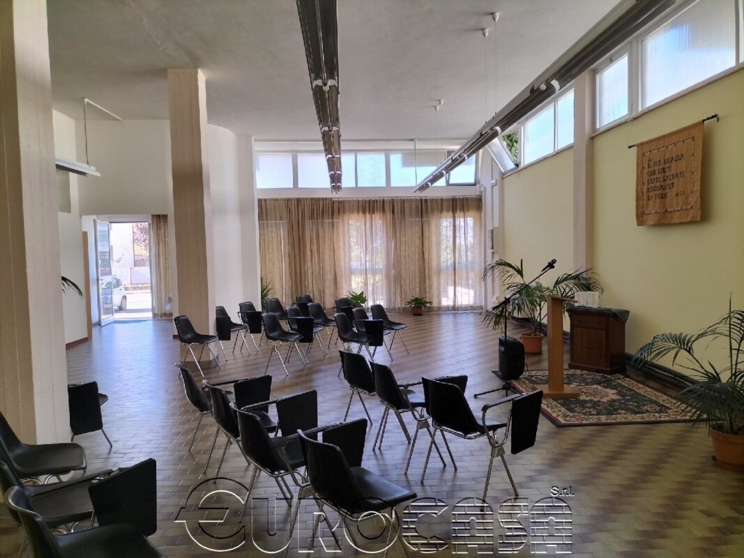 UMBERTIDE. Locale comm.le di 180 mq. UMBERTIDE. Locale comm.le di 180 mq.
