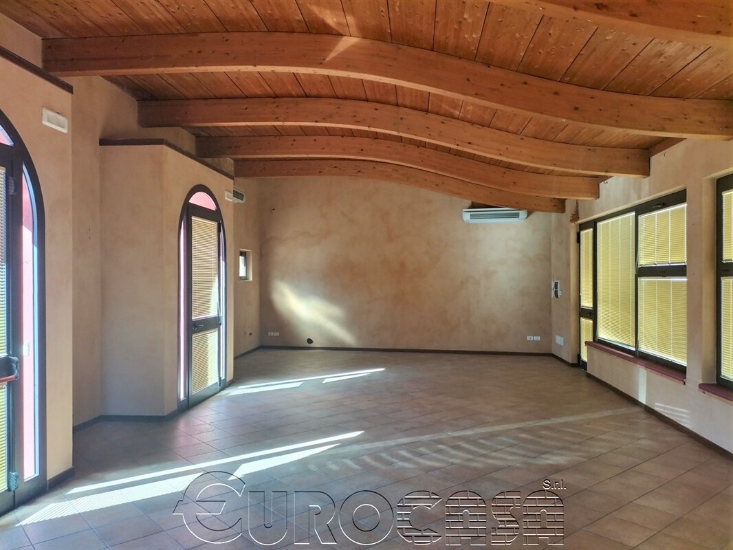 UMBERTIDE. Bel locale commerciale