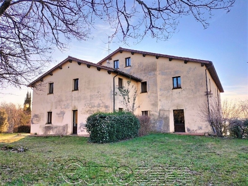 UMBERTIDE. Grande villa con 3 appartamenti e 40 ha di terreno UMBERTIDE. Grande villa con 3 appartamenti e 40 ha di terreno