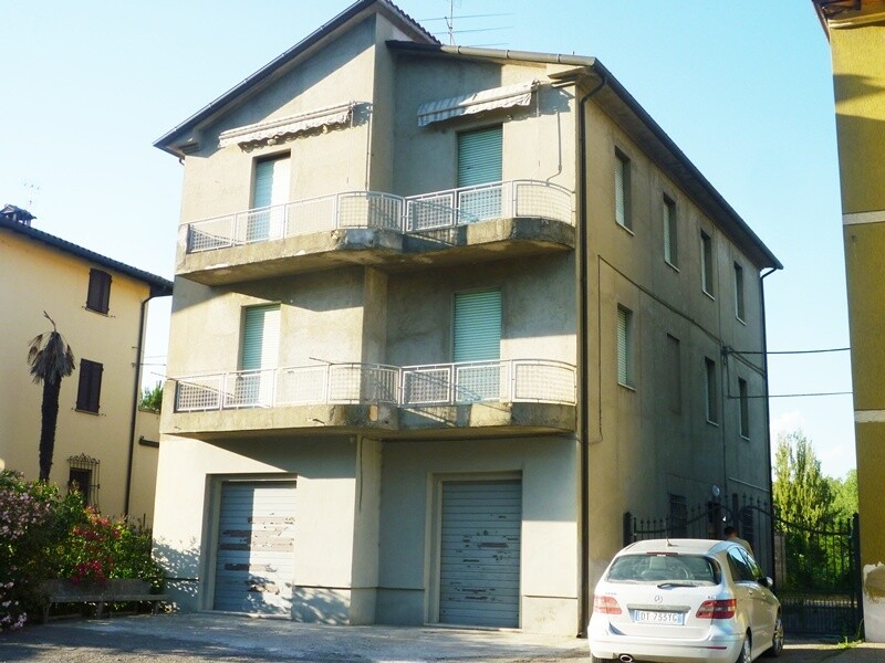MONTECASTELLI. Intera palazzina con garage e ampio giardino MONTECASTELLI. Intera palazzina con garage e ampio giardino