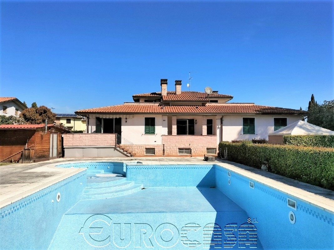 PERUGIA. Splendida villa con piscina ed ampio giardino