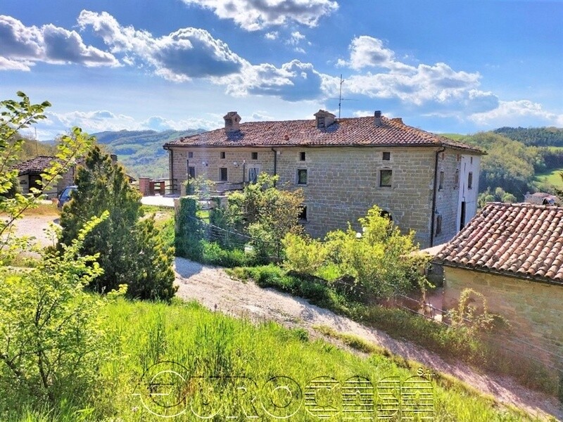 APECCHIO. Ampio agriturismo con 14 ha di terreno APECCHIO. Ampio agriturismo con 14 ha di terreno