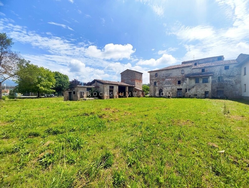 SAN GIUSTINO. antico casolare di 665 mq con annesso da recuperare e terreno privato SAN GIUSTINO. antico casolare di 665 mq con annesso da recuperare e terreno privato