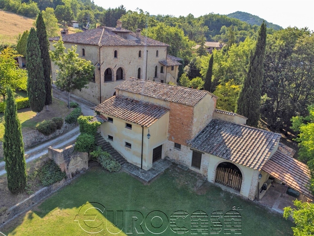 CITTA&#39; DI CASTELLO. Antica cascina con annessi, piscina e terreni