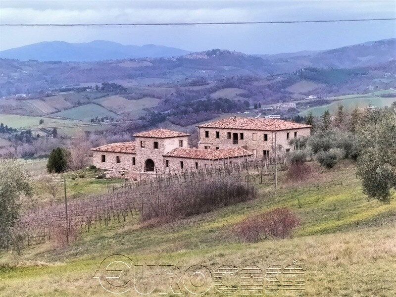 UMBERTIDE. 2 Casali con 10 ha di terreno UMBERTIDE. 2 Casali con 10 ha di terreno