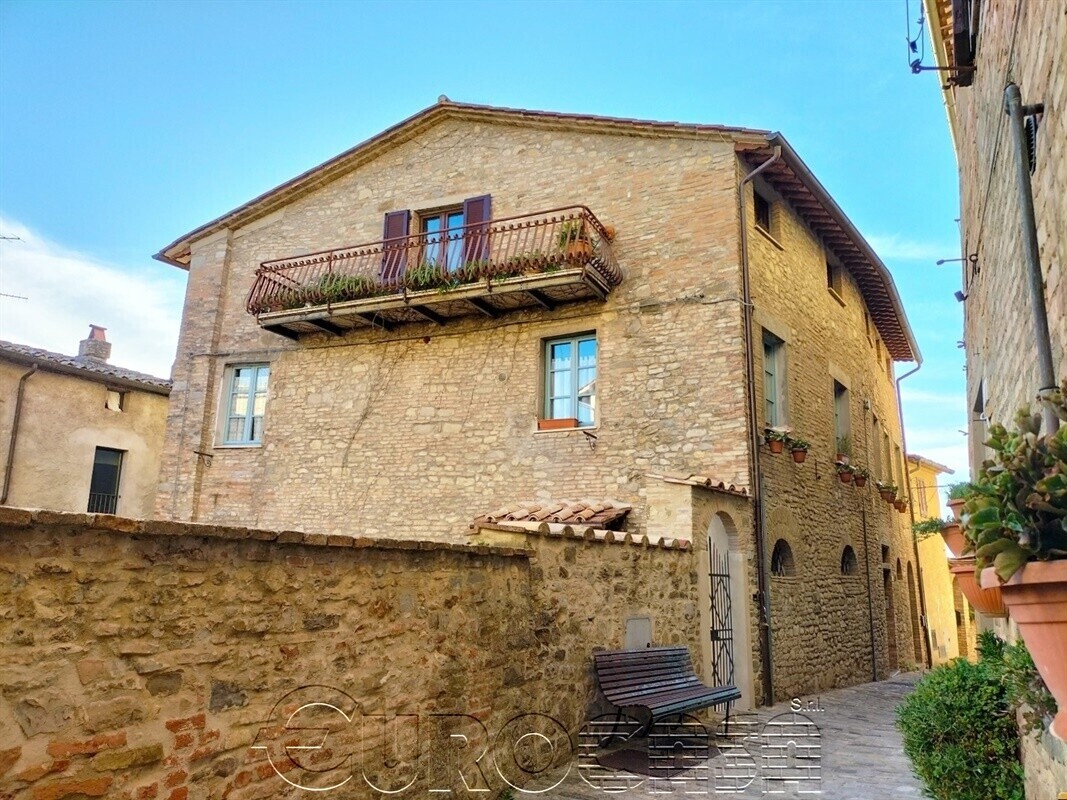MONTONE. Appartamento in centro storico MONTONE. Appartamento in centro storico