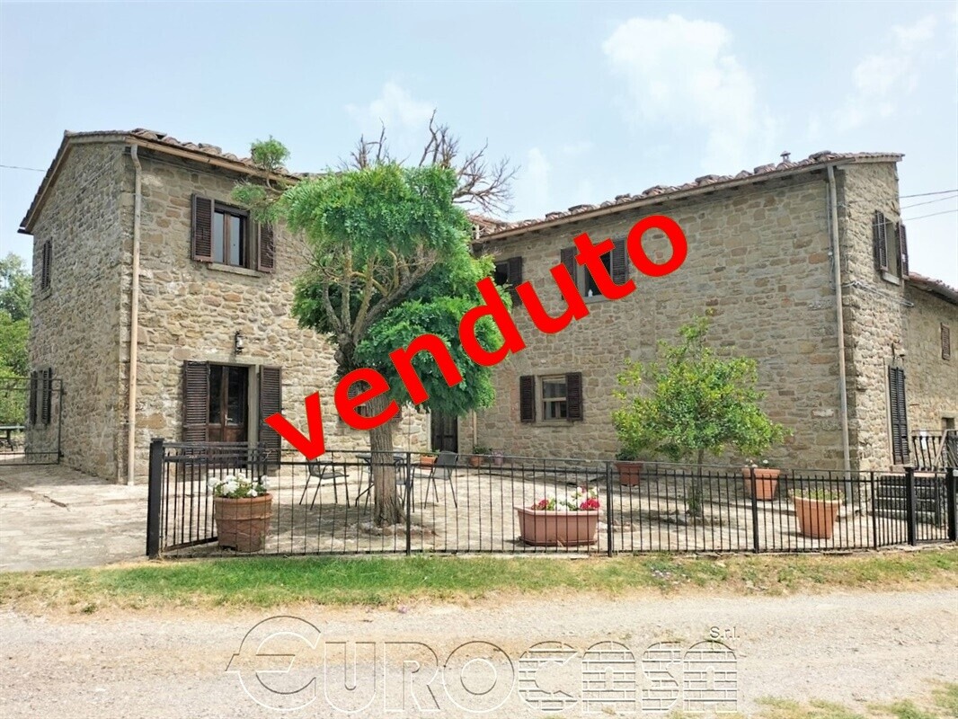 CORTONA. Casale con piscina ed ampio giardino