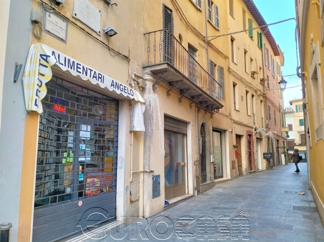 UMBERTIDE. Centro storico con giardino e antica cantina UMBERTIDE. Centro storico con giardino e antica cantina