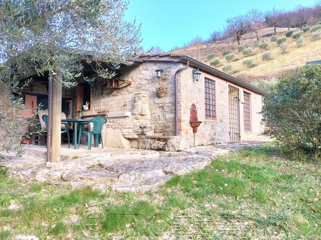 PIERANTONIO. Annesso con abitazione e 7 ettari di terreno con oliveto