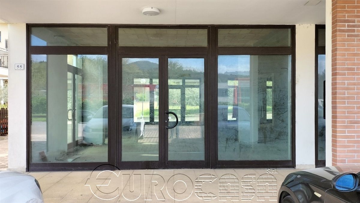 UMBERTIDE. Locale comm.le di 150 mq. con garage UMBERTIDE. Locale comm.le di 150 mq. con garage