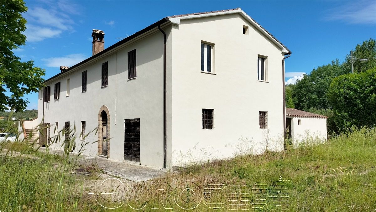 SOCCORSO di Magione. Intera villa bifamiliare con ampia corte