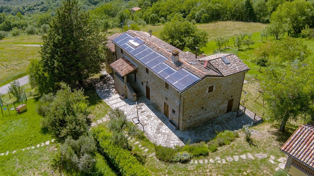 CITTA&#39; DI CASTELLO. Casale con 2 appartamenti e ampio terreno