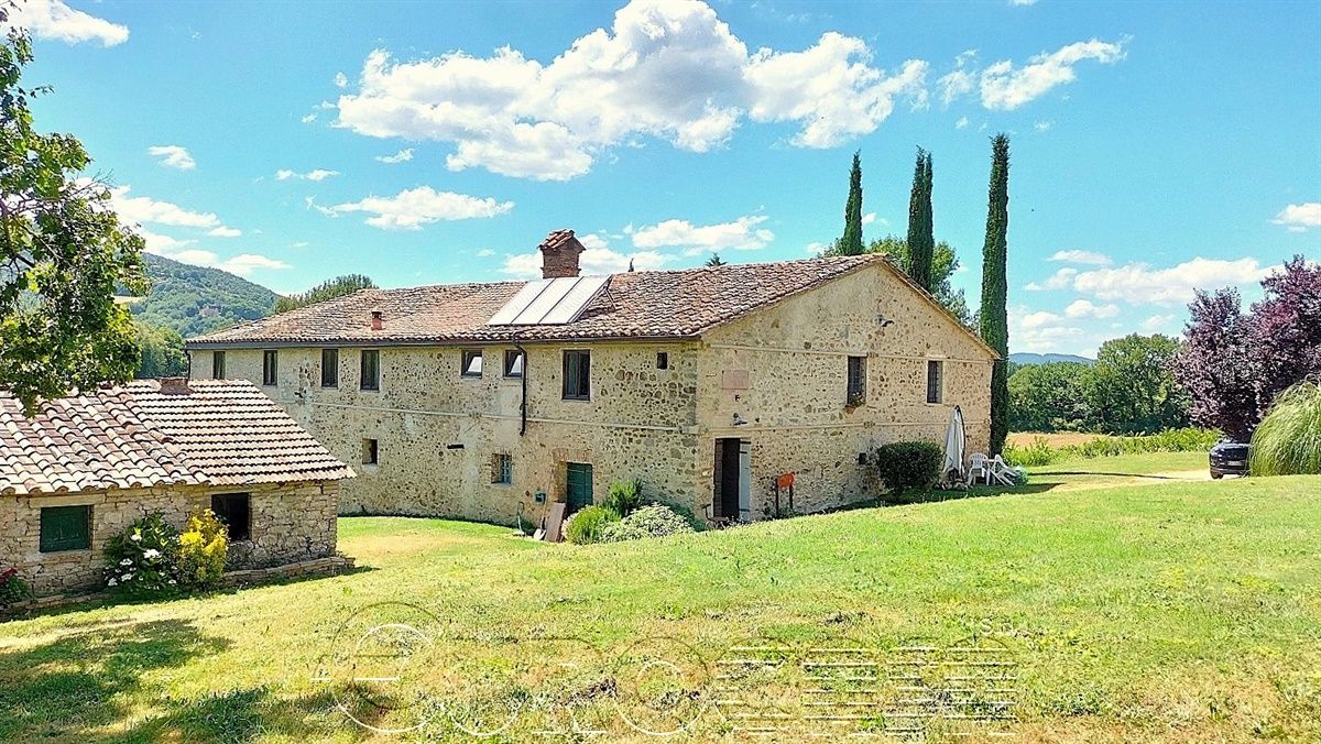 UMBERTIDE. Grande casale ristrutturato con 3 appartamenti