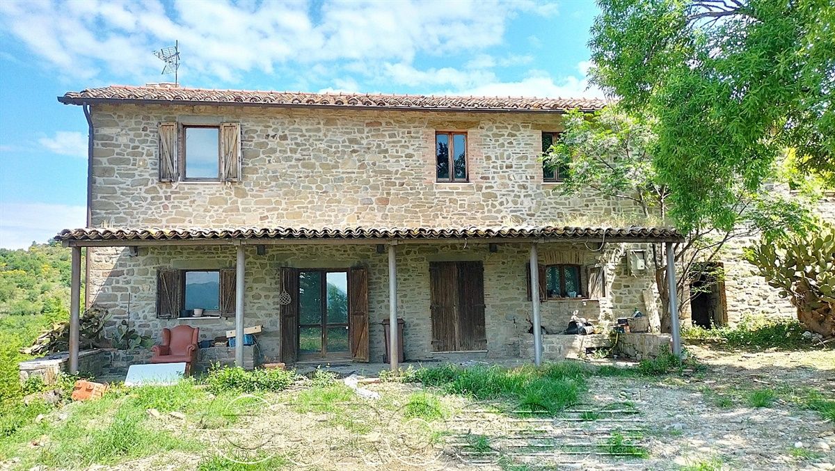 MONTELOVESCO. Casale in buono stato con 1 ettaro di terreno MONTELOVESCO. Casale in buono stato con 1 ettaro di terreno