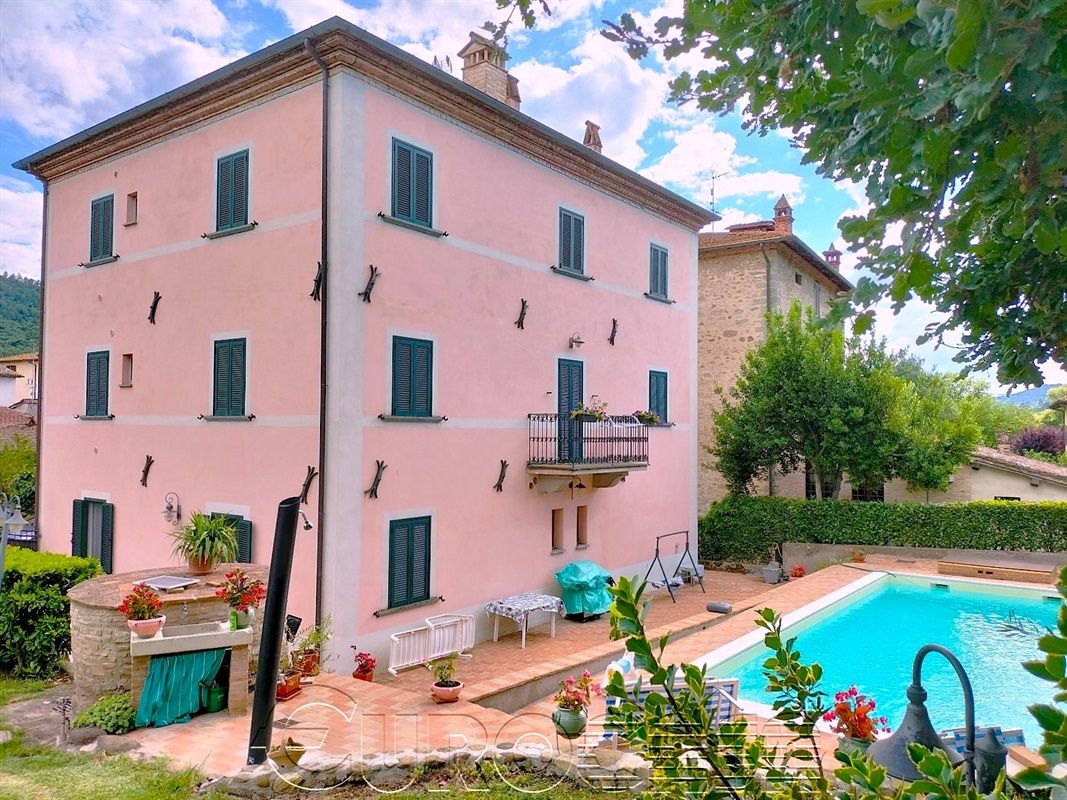 UMBERTIDE. Casale con 5 appartamenti, piscina e corte privata
