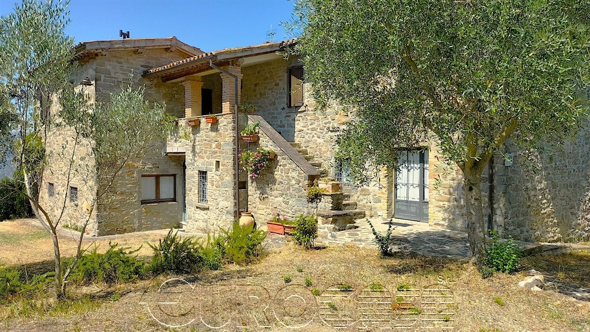 UMBERTIDE. Casale composto da 6 appartamenti in zona panoramica