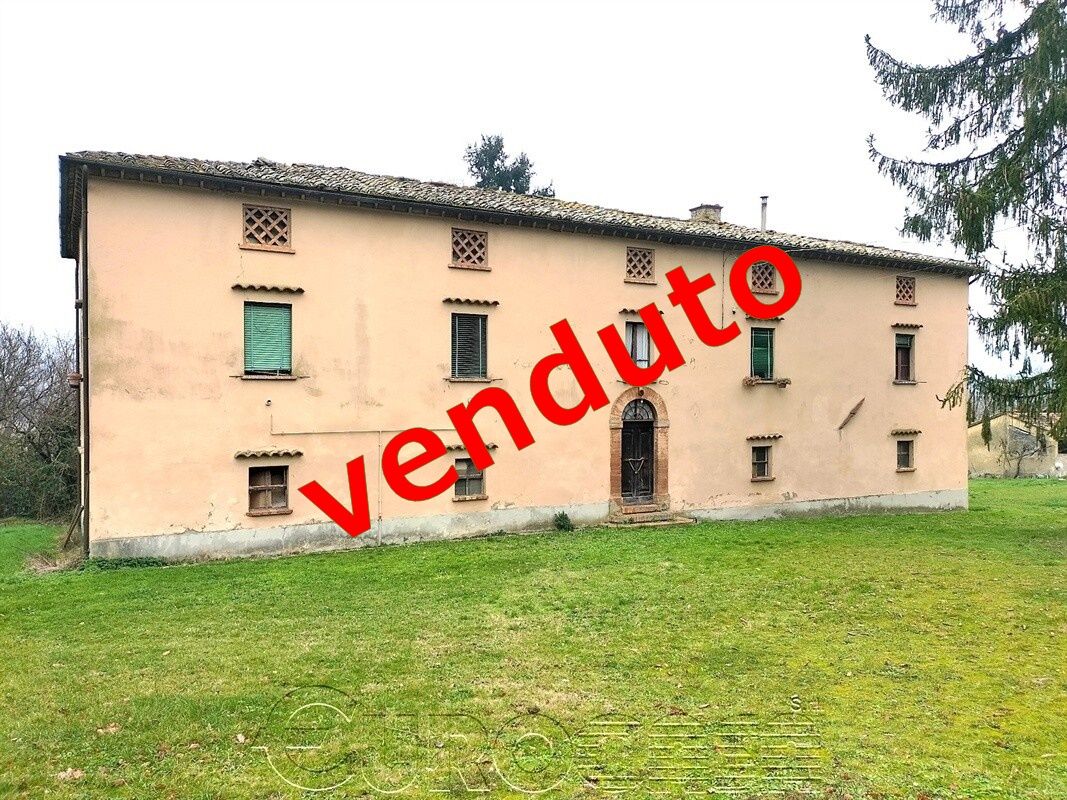 UMBERTIDE. Casale con annessi e serra con ampia cubatura UMBERTIDE. Casale con annessi e serra con ampia cubatura
