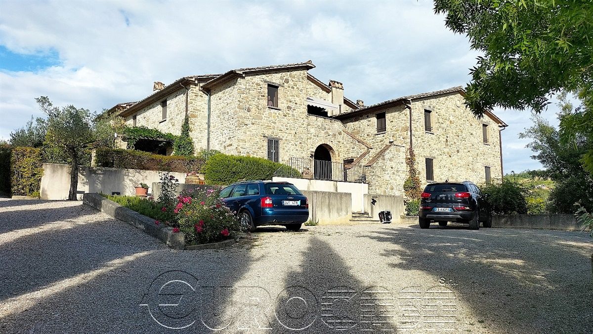 UMBERTIDE. Appartamento indipendente in Residence con piscina