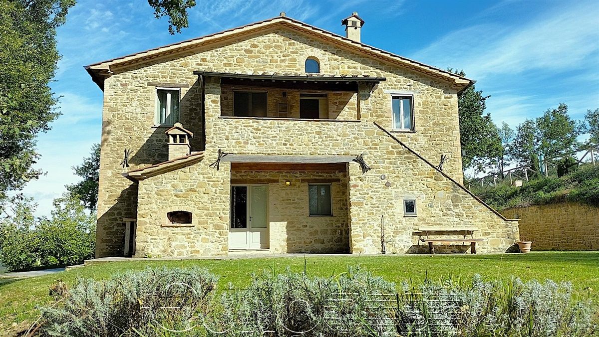 GUBBIO. Splendido casale con piscina e dependance GUBBIO. Splendido casale con piscina e dependance