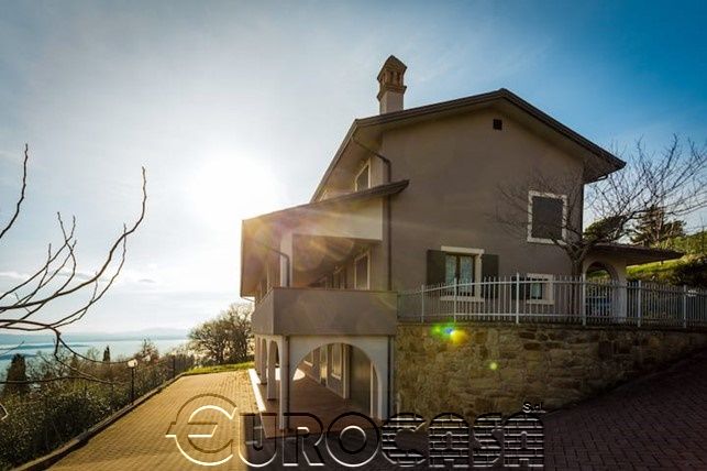 PASSIGNANO SUL TRASIMENO. Villa di 330 mq con vista lago