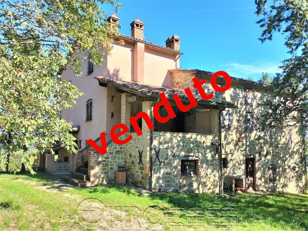 SAN LEO BASTIA. Agriturismo con casale, dependance e 10 ettari di terreno