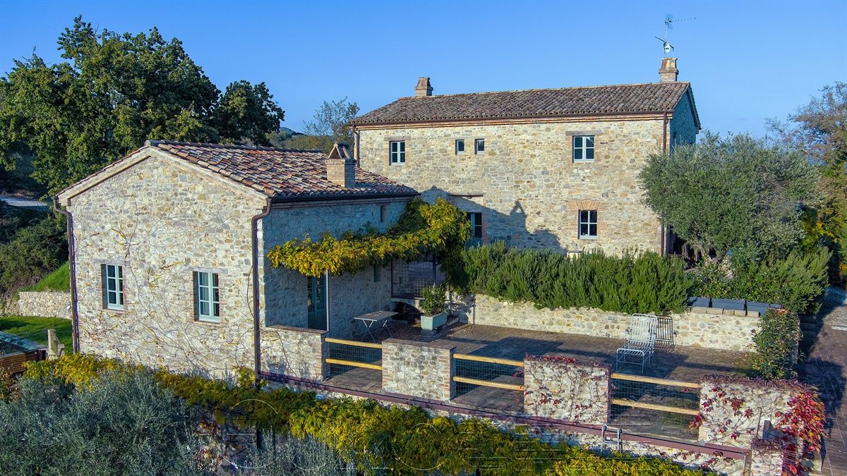 MONTONE. Splendida proprietà con 2 casali e 27 ettari di terreno