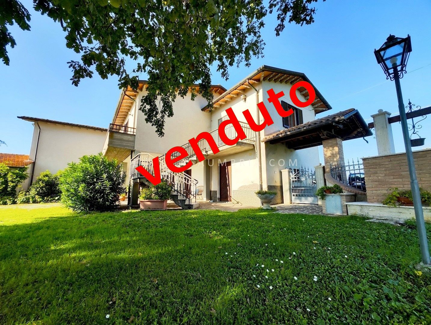 LAMA. Villa indipendente mono o bifamiliare di 250 con ampio giardino privato, garages e annessi