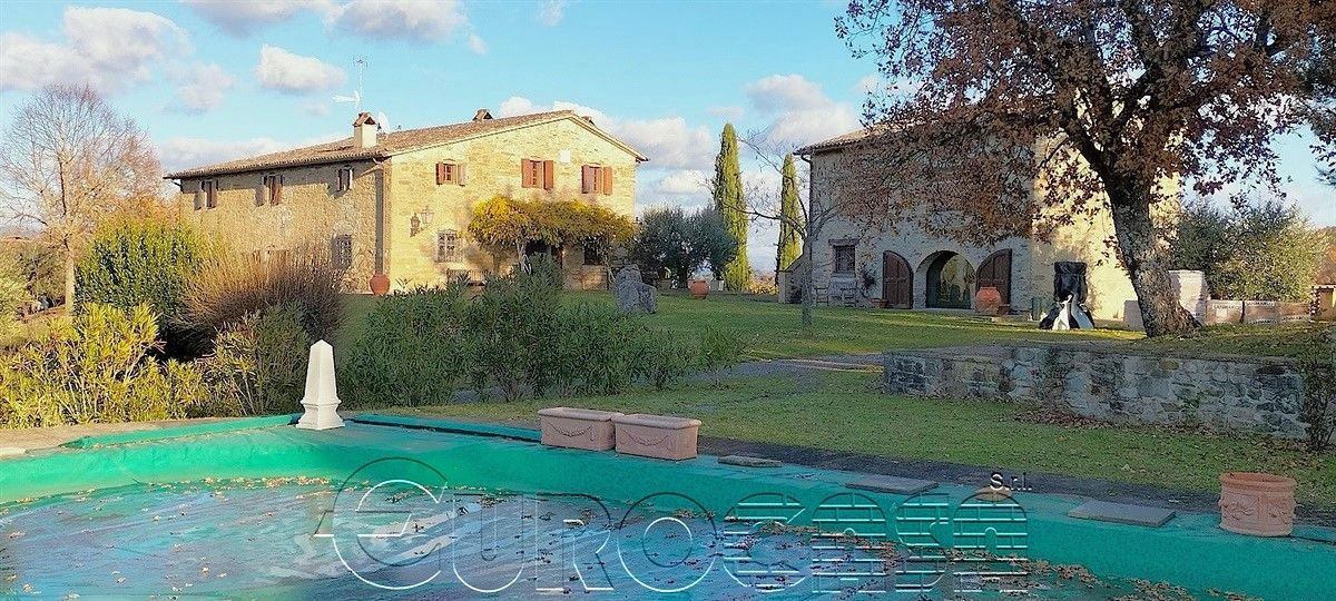 CITTA&#39; DI CASTELLO. Splendida proprietà con 2 casali, piscina e 5 ettari di terreno