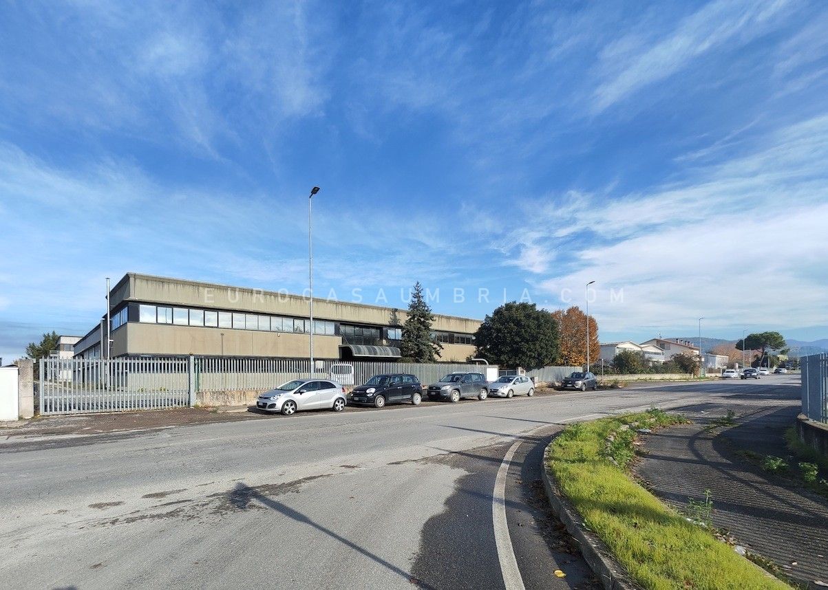 CERBARA. Capannone di 2200 mq con uffici ed ampio piazzale privato
