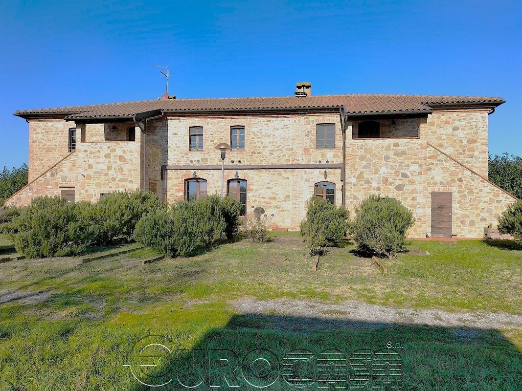 CASTIGLIONE DEL LAGO. Agriturismo con 10 appartamenti CASTIGLIONE DEL LAGO. Agriturismo con 10 appartamenti