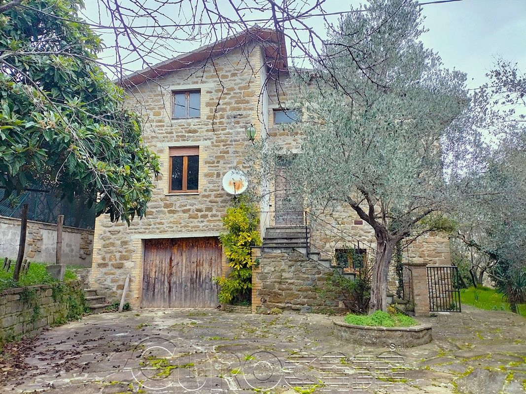 ASSISI. Complesso con 2 abitazioni, magazzini e terreni ASSISI. Complesso con 2 abitazioni, magazzini e terreni