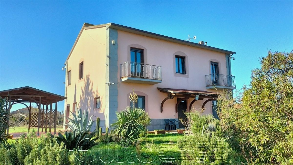 CASTIGLIONE DEL LAGO. Villa di 250 mq. con annessi e terreno