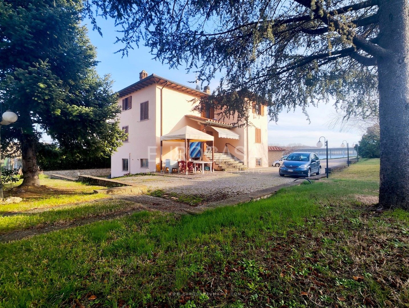 PESCI D&#39;ORO. Appartamento indipendente di 90 mq ristrutturato con ampio giardino