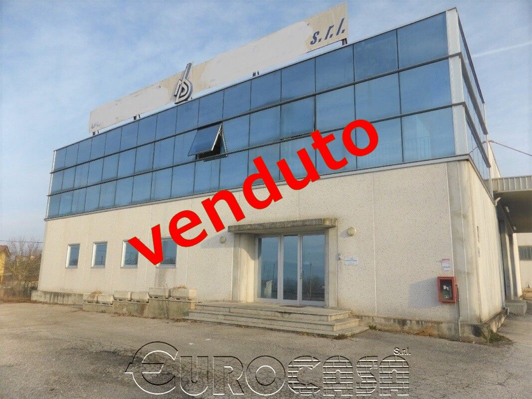 CITTA&#39; DI CASTELLO. Capannone di 3.300 mq con ottima visibilità