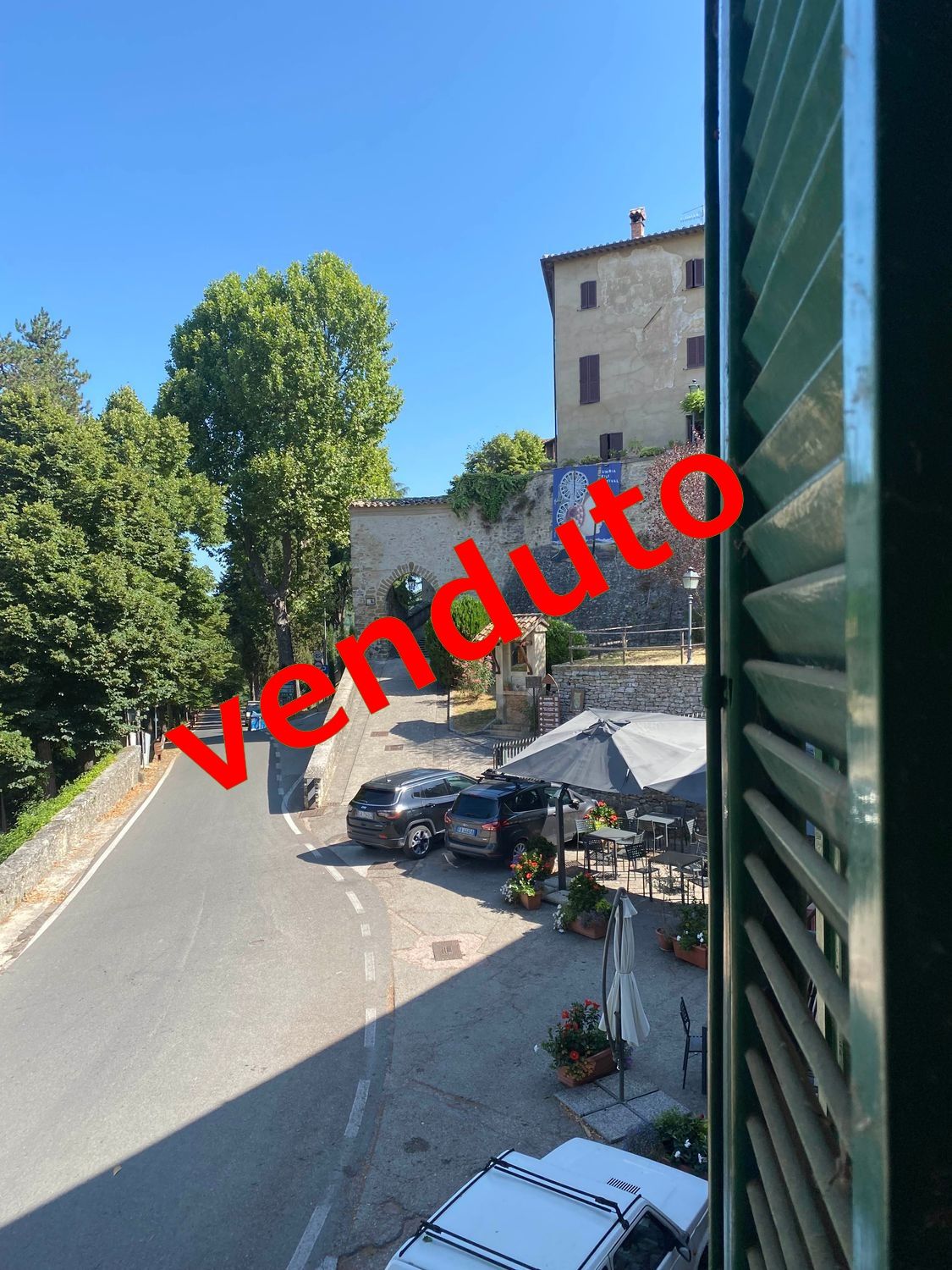 MONTONE. Appartamento panoramico di 230 mq da ristrutturare internamente