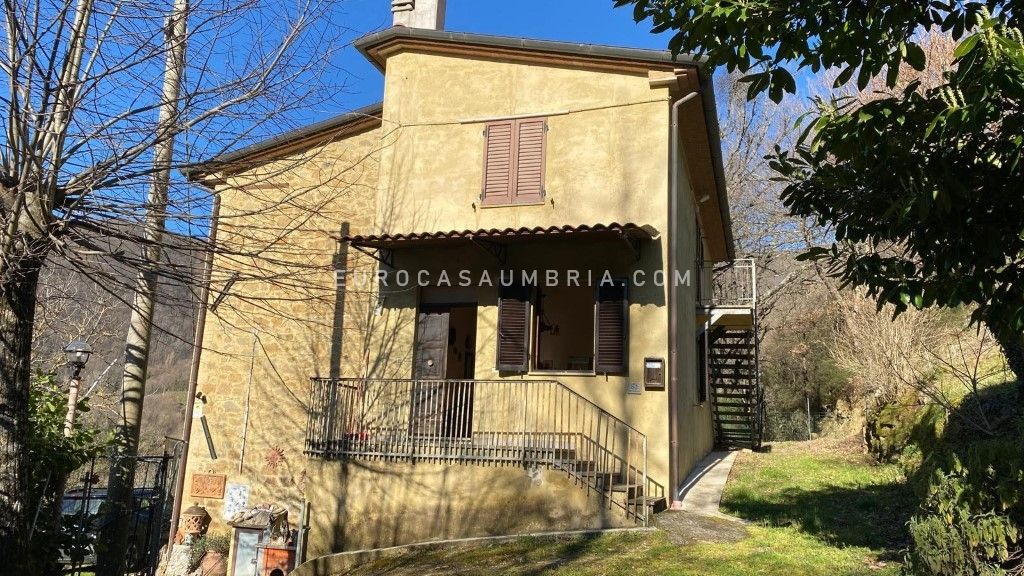 Casa rustica indipendente di 140 mq, con annessi e terreno Casa rustica indipendente di 140 mq, con annessi e terreno
