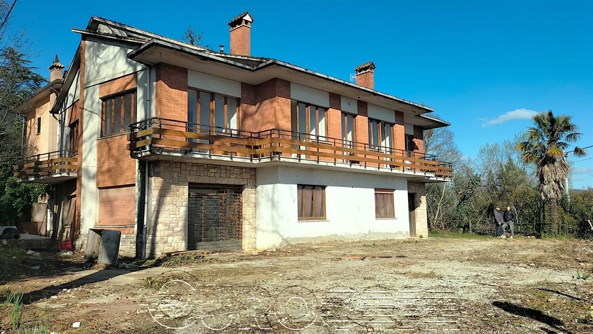MONTONE. Ampia villa da ristrutturare e suddividere in + unità abitative