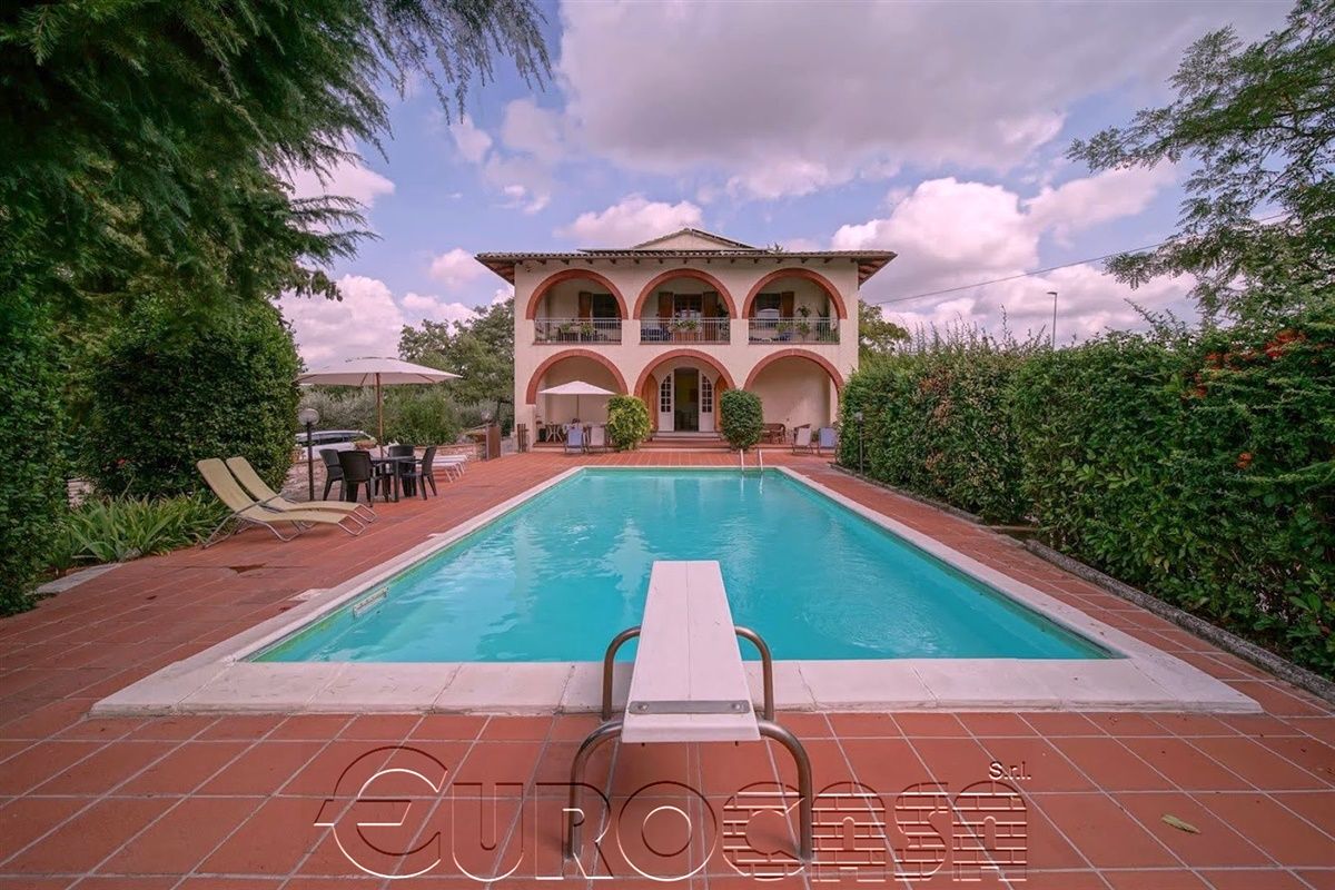 PERUGIA. Villa plurifamiliare con piscina PERUGIA. Villa plurifamiliare con piscina