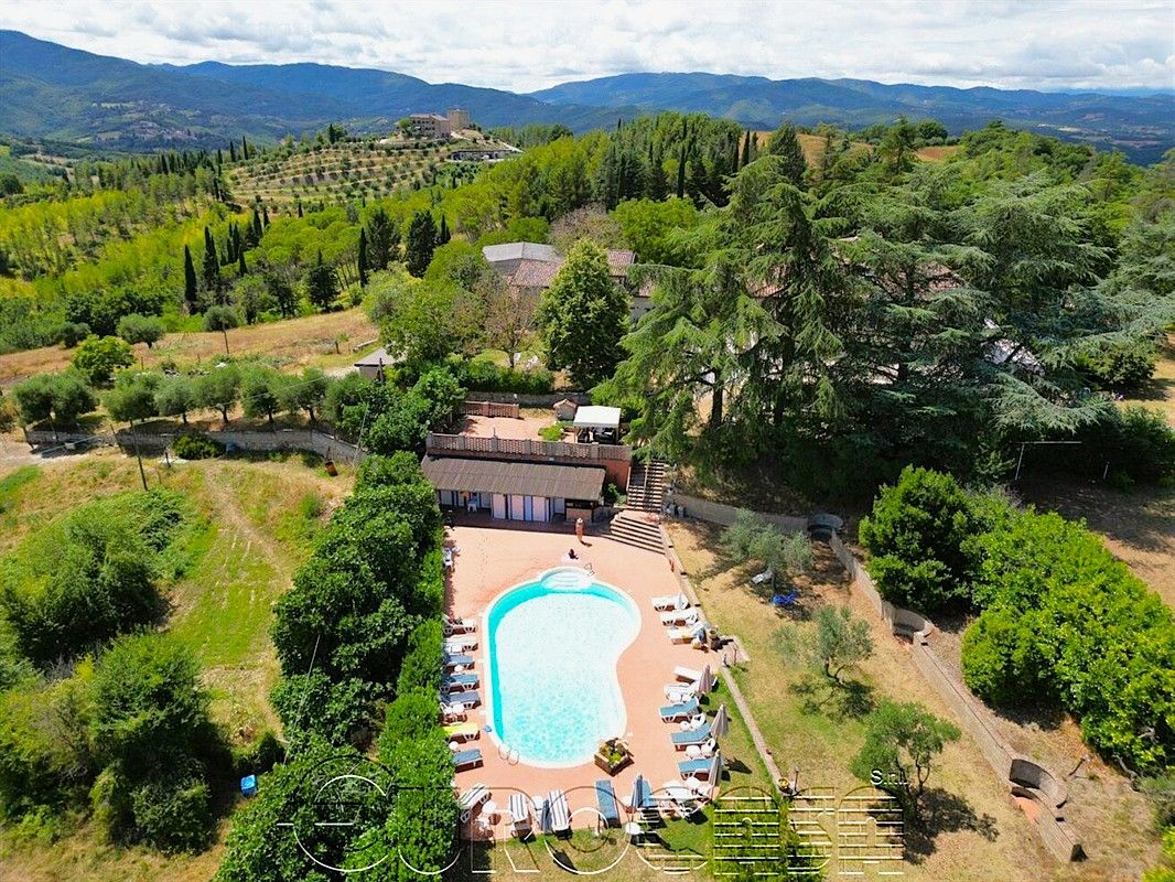 CITTA&#39; DI CASTELLO. Casale con dependance, piscina e ampio terreno