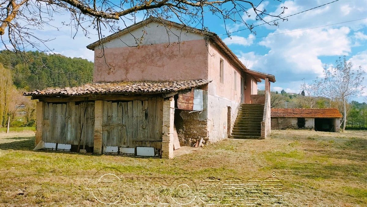 BEVAGNA. Casale con annessi e ampio terreno220 BEVAGNA. Casale con annessi e ampio terreno220