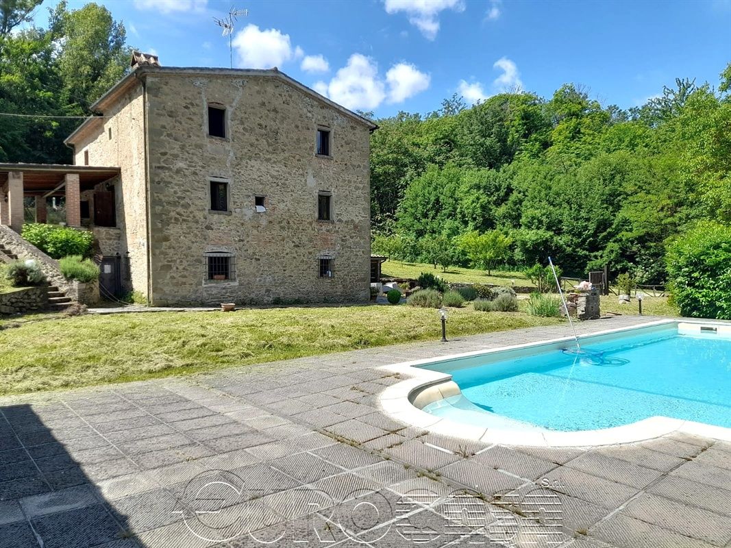 Monte Santa Maria Tiberina. Casale bifamiliare con piscina e terreno