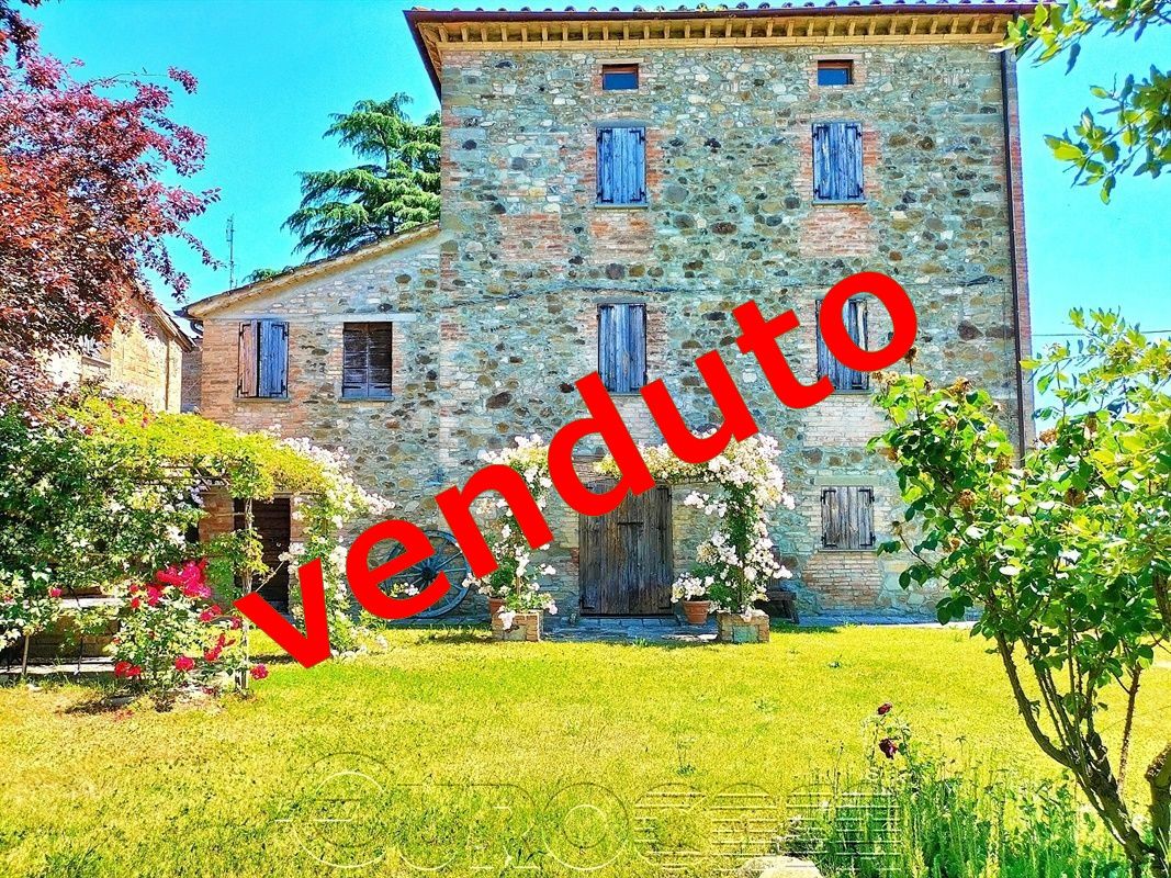 UMBERTIDE. Ampio casale con 8.000 mq. di giardino UMBERTIDE. Ampio casale con 8.000 mq. di giardino