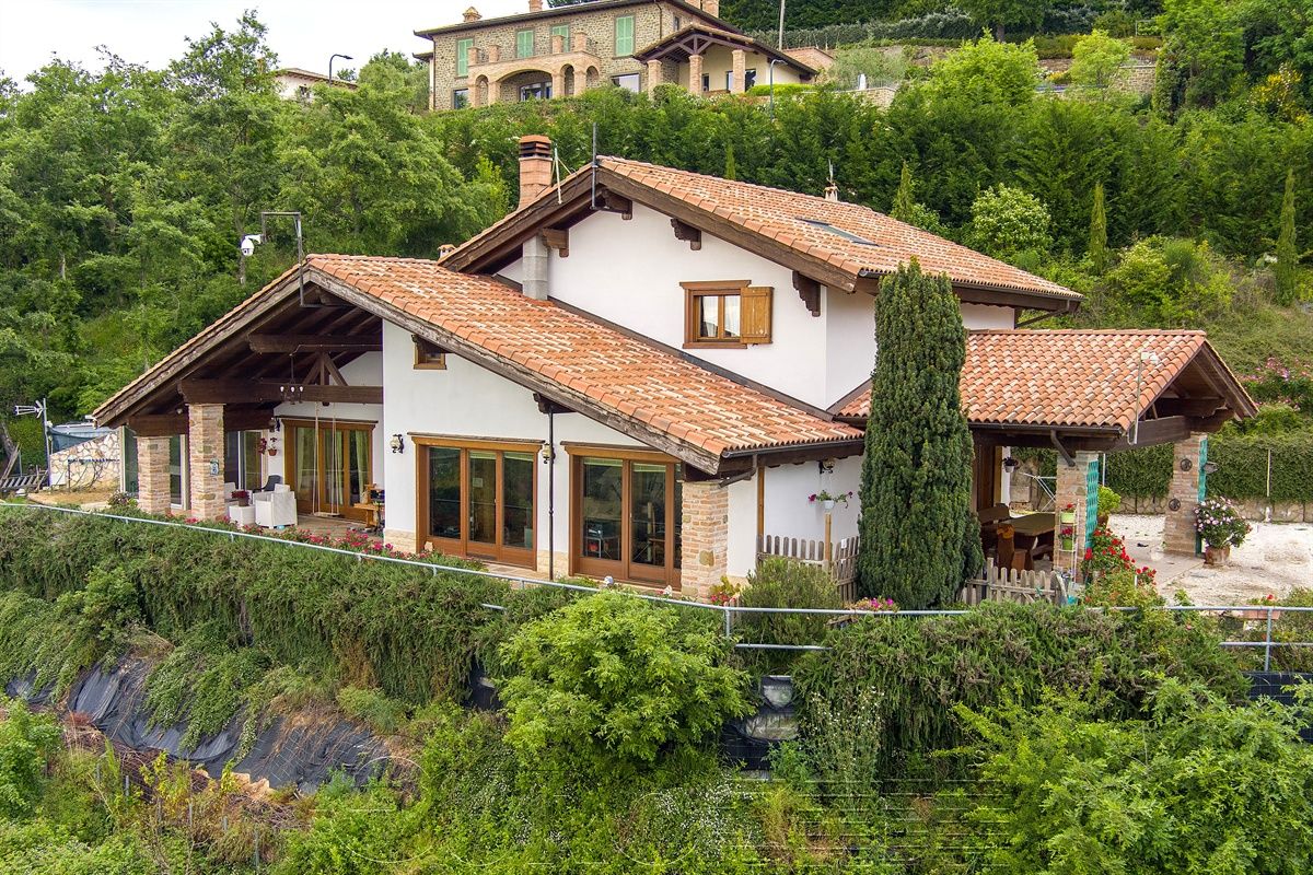 TUORO SUL TRASIMENO. Splendido Chalet in classe energetica &quot;A4&quot;
