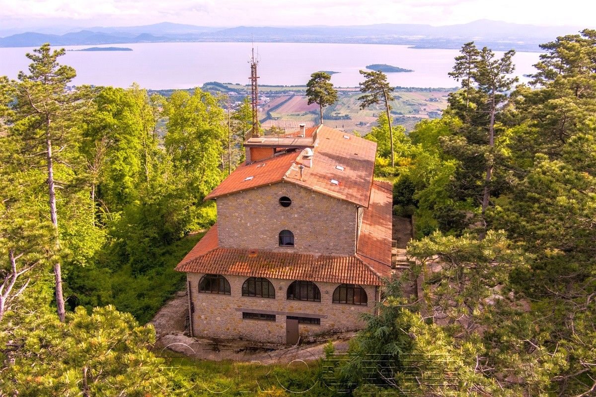 TUORO SUL TRASIMENO. Ampio casale con bella vista panoramica e 21 ettari di pineta