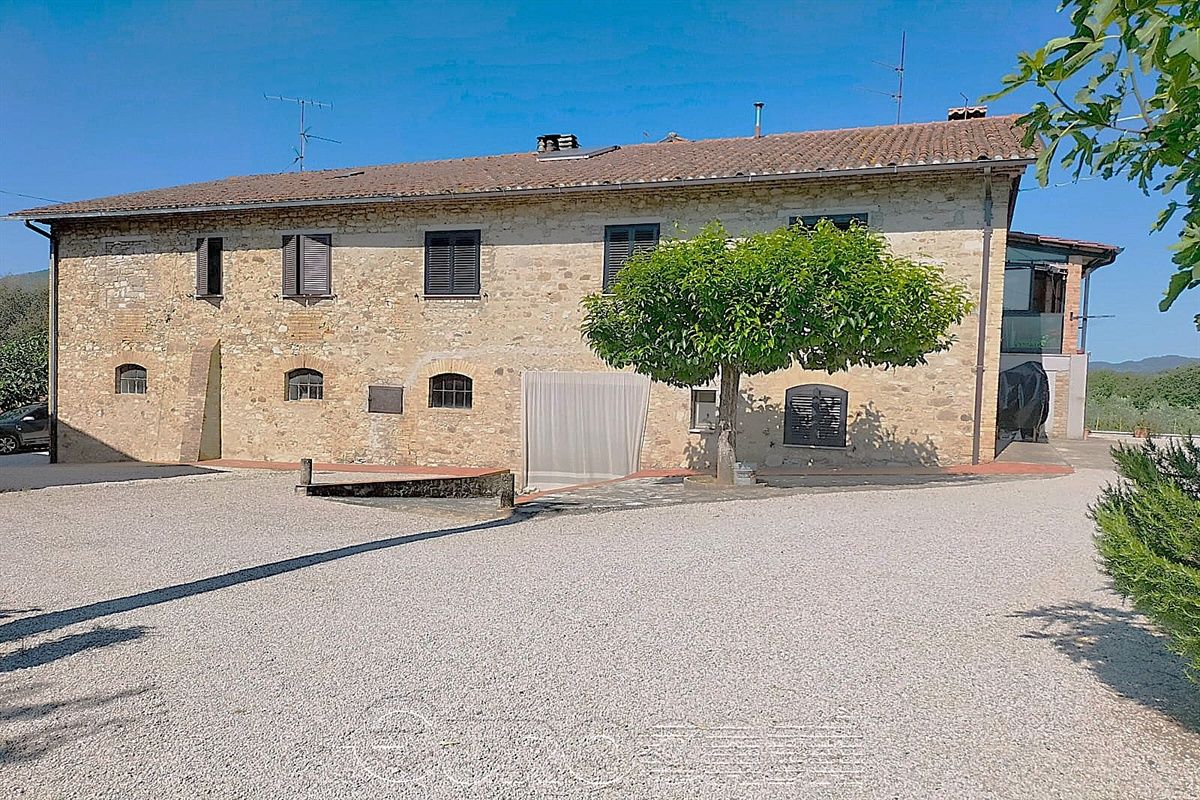 UMBERTIDE. Porzione indipendente di casale con ampio terreno