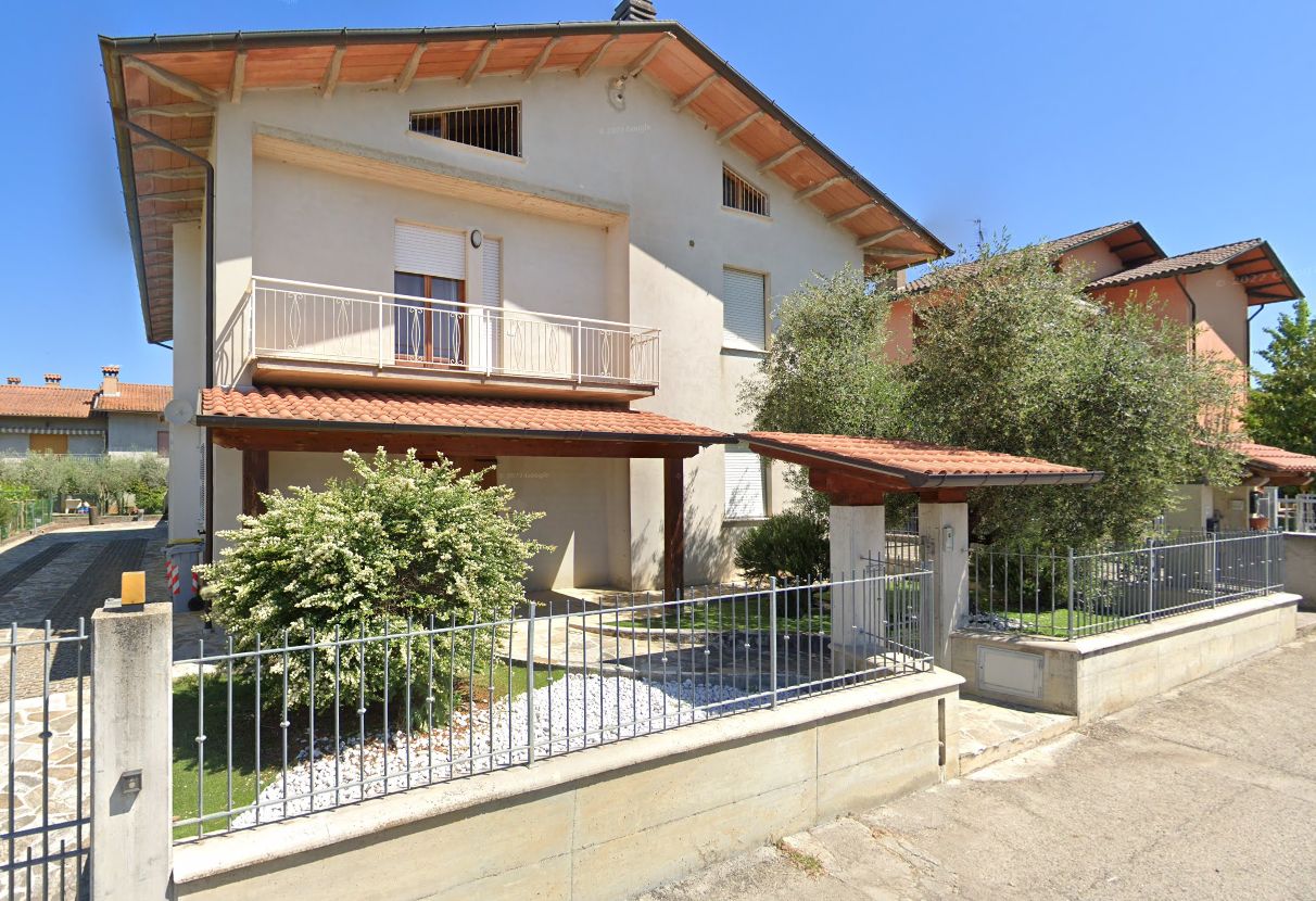APPARTAMENTO IN TRIFAMILIARE