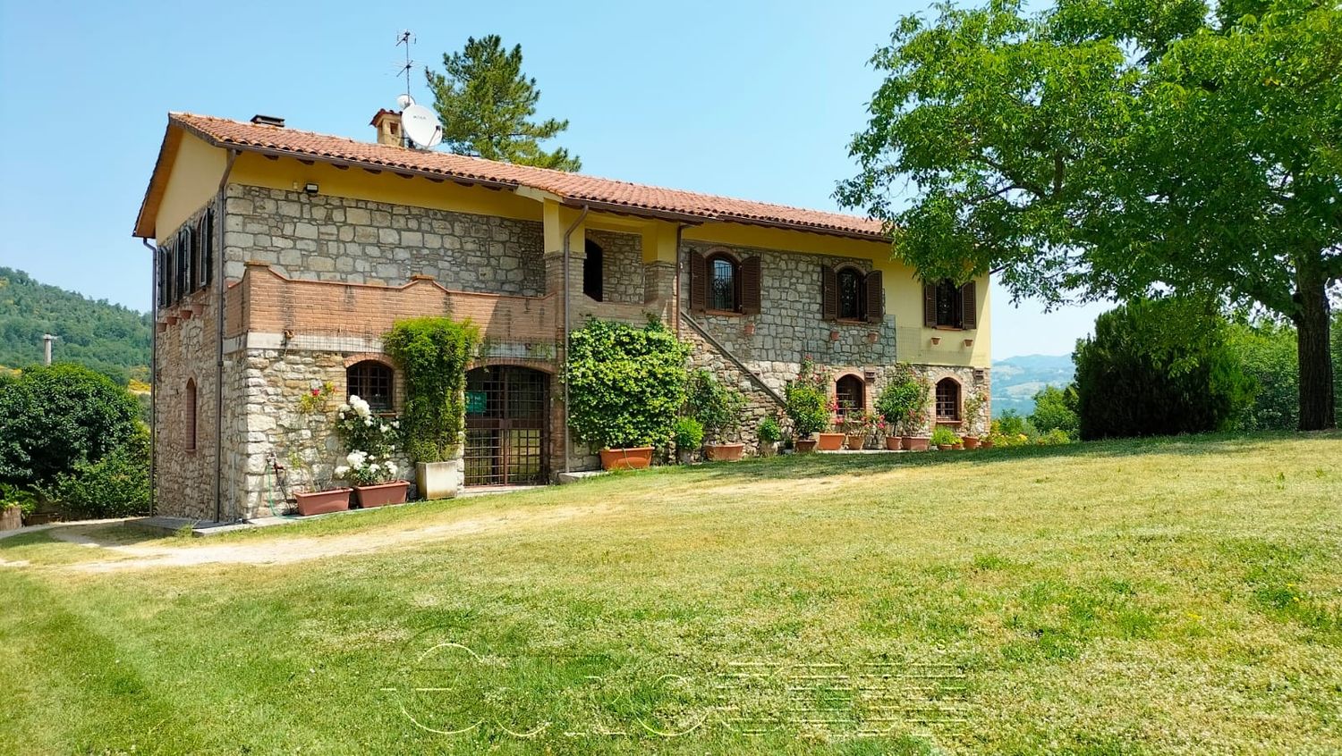 PERUGIA. Casale con 3 annessi e circa 3 ettari di terreno.